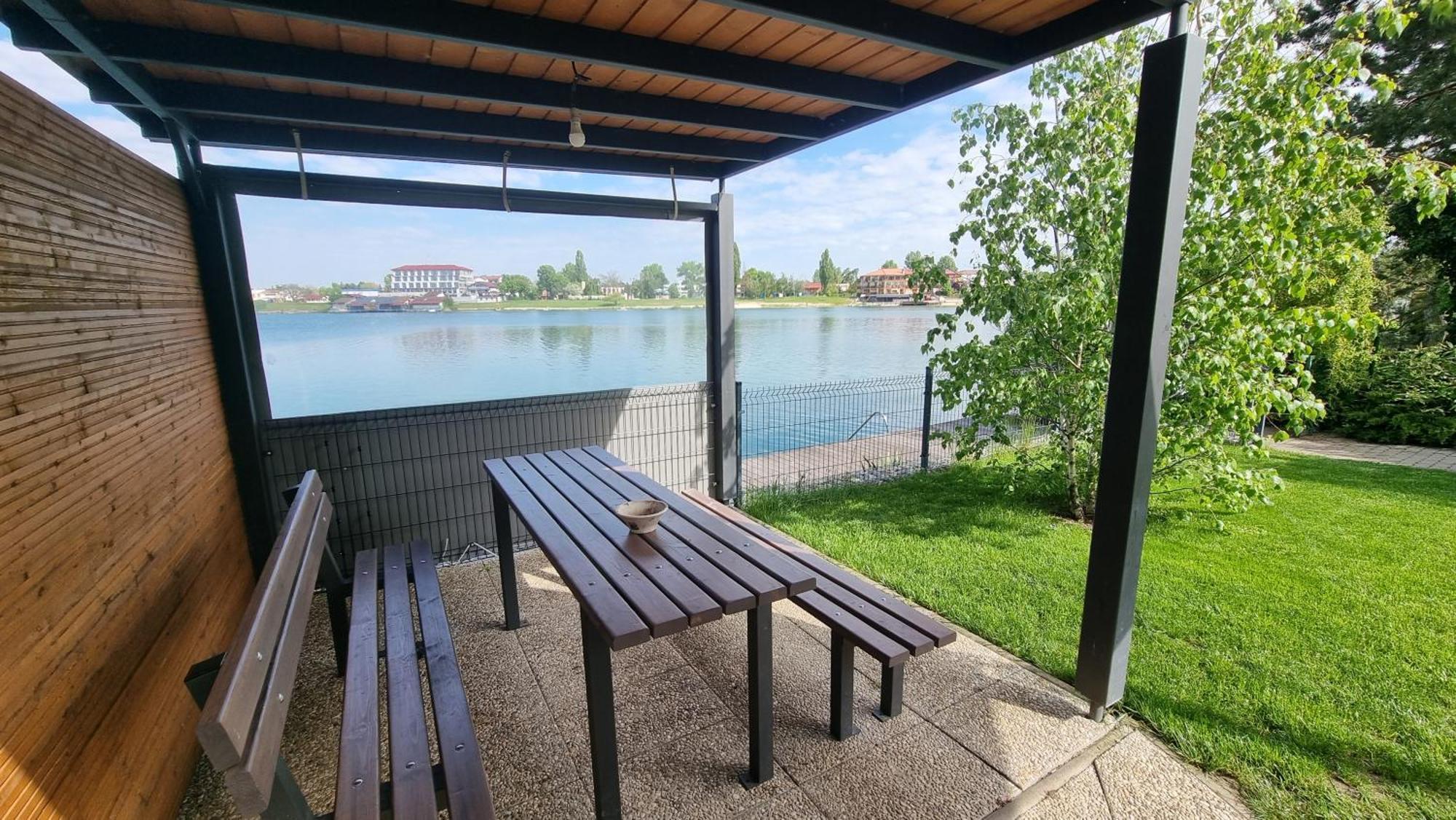 Topsenec-Lakeside Home Exterior photo