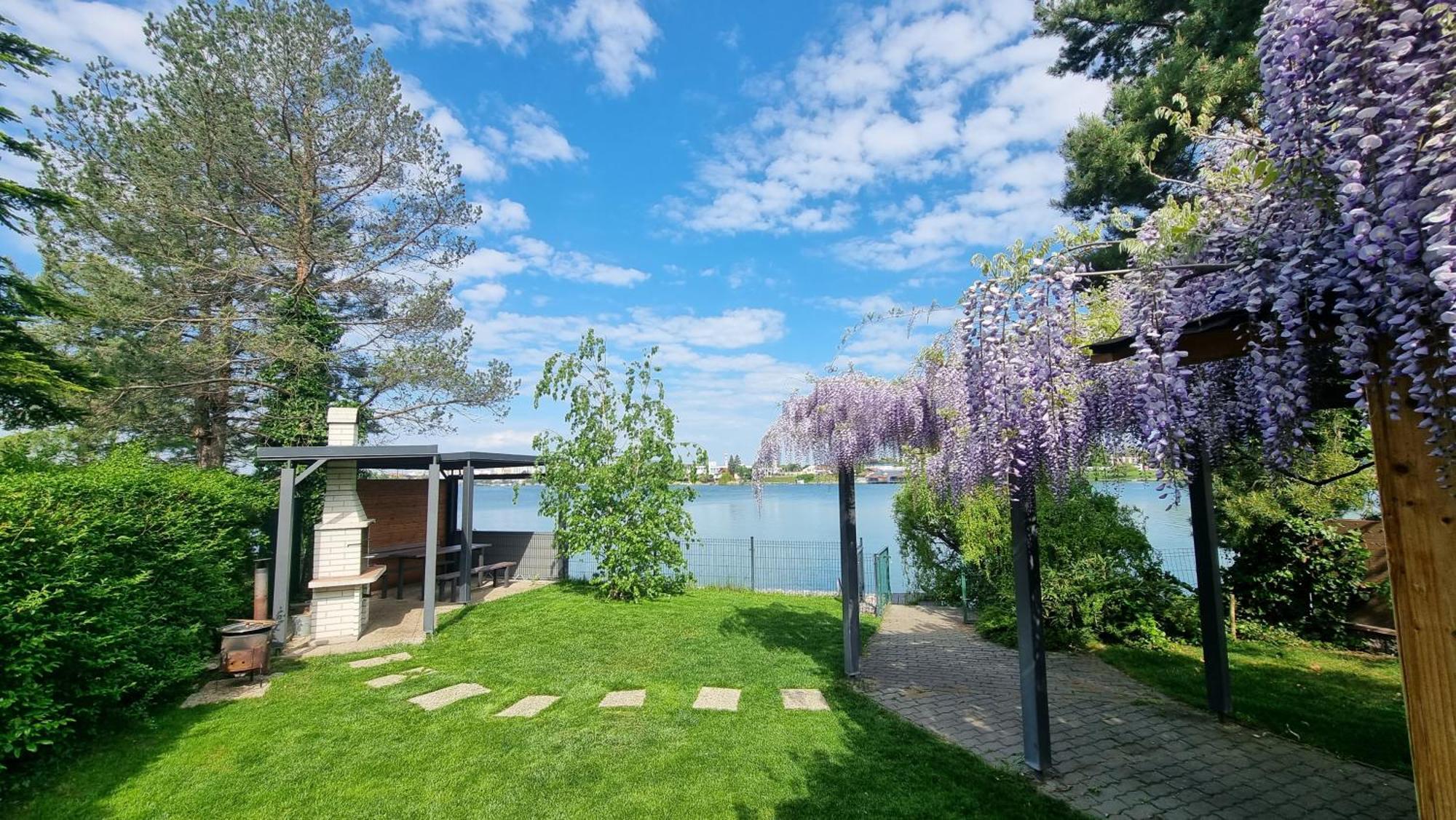 Topsenec-Lakeside Home Exterior photo
