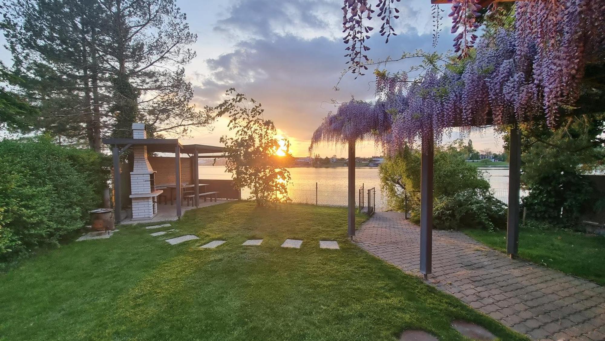 Topsenec-Lakeside Home Exterior photo
